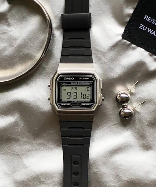 CASIO（カシオ）の「CASIO F-91WM : カシオ ベーシック デジタル チープカシオ（デジタル腕時計・レディース・ブラック/オリーブ/シルバー/ブルー/ゴールド・FREE）」の4枚目の写真