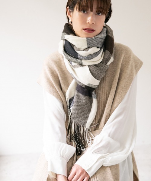 LOWRYS FARM(ローリーズファーム)の「チェックストール 851192(ストール/ショール・レディース・アイボリー/グレー/ベージュ/ネイビー/ブラウン/ベージュ系その他/ライトグレー/ブラウン系その他/ベージュ系その他3/オレンジ/ブラック・FREE)」の2枚目の写真