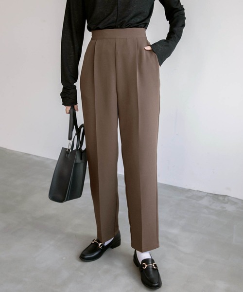 BONLECILL（ボンルシール）の「センタープレス タック入りテーパード スラックスパンツ（スラックス・レディース・ブラック/ベージュ/ブルー/イエロー/グリーン/ネイビー/オレンジ/ブルーグレー/モスグリーン/レッド/ダークブラウン/パープル/マスタード/グレイッシュベージュ/ブラウン・M/L）」の5枚目の写真