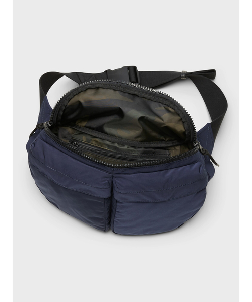 Banana Republic（バナナリパブリック）の「ウォーターリペレント クロスボディバッグ ベルトバッグ（ボディバッグ/ウエストポーチ・メンズ・ネイビー・ONE SIZE）」の3枚目の写真
