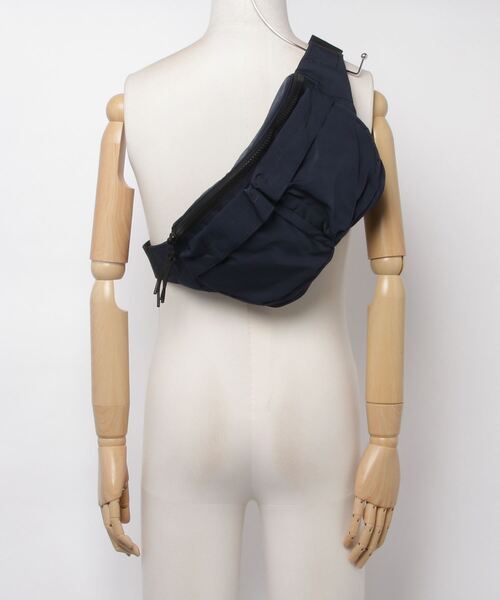 Banana Republic（バナナリパブリック）の「ウォーターリペレント クロスボディバッグ ベルトバッグ（ボディバッグ/ウエストポーチ・メンズ・ネイビー・ONE SIZE）」の4枚目の写真