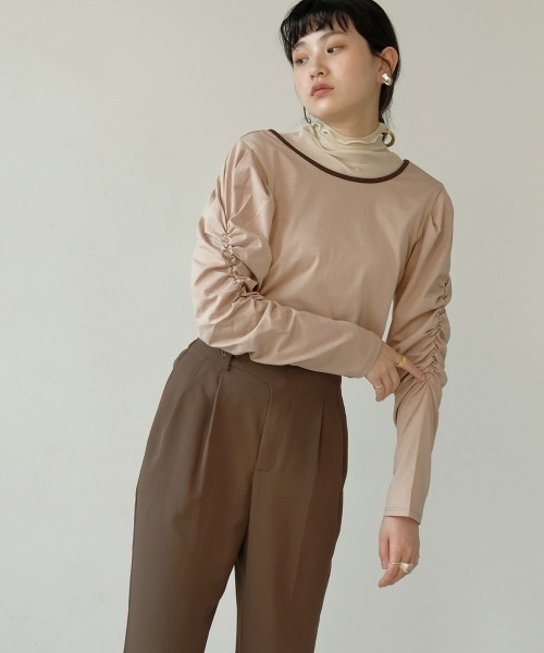 Bab（バブ）の「【WEB限定】配色パイピング袖シャーリングカットソー（Tシャツ/カットソー・レディース・ブラック/ベージュ/オフホワイト・FREE）」の13枚目の写真