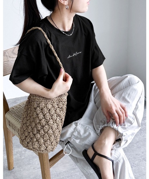 reca（レカ）の「筆記体プリントロゴＴシャツ（Tシャツ/カットソー・レディース・ホワイト/グレイッシュベージュ/チャコール/ブルー/ブラック/ライトベージュ/ネイビー/レッド系・FREE）」の2枚目の写真