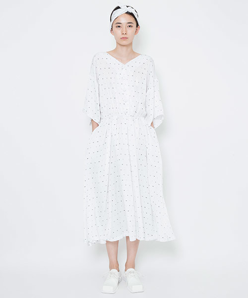 i（アイ）の「IKUMI PRINT LONG ONE-PIECE（ワンピース・レディース・ホワイト/ブラック・FREE）」の2枚目の写真