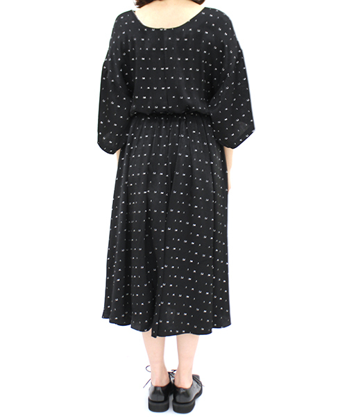 i（アイ）の「IKUMI PRINT LONG ONE-PIECE（ワンピース・レディース・ホワイト/ブラック・FREE）」の4枚目の写真