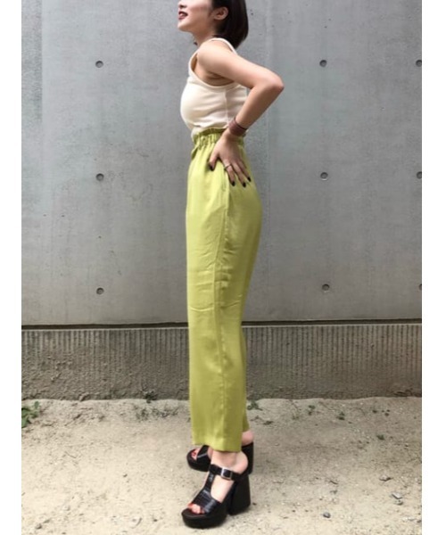 MOUSSY（マウジー）の「SATIN GATHER パンツ（その他パンツ・レディース・キナリ/ダークブラウン/ライム・2/1）」の4枚目の写真