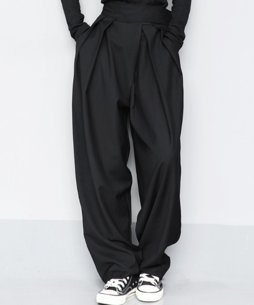 KOR(ケーオーアール)の「ランダムタック ベルクロウエスト モードワイドパンツ(スラックス・レディース・ブラック/グレー・S/M/L/XL/2XL/3XL)」の1枚目の写真