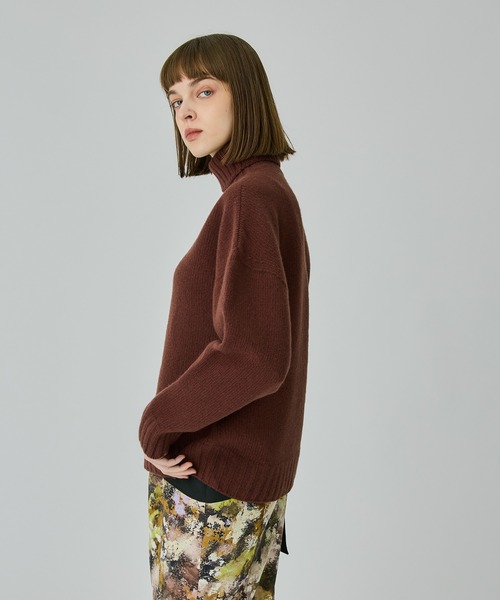 UNITED TOKYO（ユナイテッドトウキョウ）の「ウールスリットハイネックニット（ニット/セーター・レディース・ブラック/ベージュ/ブラウン/グレー/オフホワイト/ライム/イエロー/オレンジ/ブルー・FREE）」の21枚目の写真