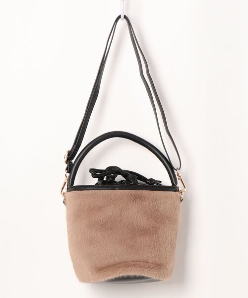 Te chichi TERRASSE（テチチテラス）の「ファー巾着バッグ（ショルダーバッグ・レディース・ブラック/ベージュ・ﾌﾘ-）」の2枚目の写真