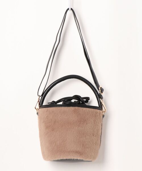 Te chichi TERRASSE（テチチテラス）の「ファー巾着バッグ（ショルダーバッグ・レディース・ブラック/ベージュ・ﾌﾘ-）」の3枚目の写真