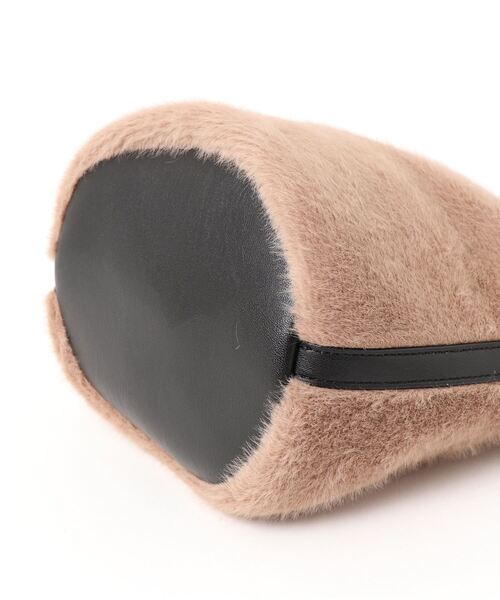 Te chichi TERRASSE（テチチテラス）の「ファー巾着バッグ（ショルダーバッグ・レディース・ブラック/ベージュ・ﾌﾘ-）」の6枚目の写真