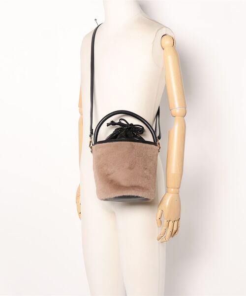 Te chichi TERRASSE（テチチテラス）の「ファー巾着バッグ（ショルダーバッグ・レディース・ブラック/ベージュ・ﾌﾘ-）」の4枚目の写真