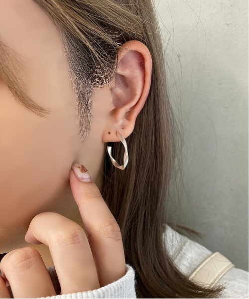 apres jour mignon（アプレジュールミニョン）の「【apresjour mignon×ARIAZ】変形シンプルピアス（ピアス（両耳用）・レディース・シルバー/ゴールド・ONESIZE）」の2枚目の写真