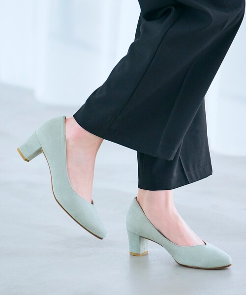 grove(グローブ)の「【はっ水加工】やわここちチャンキーヒールパンプス(ヒール5.0cm)(パンプス・レディース・サンドベージュ/ピンク系/グレー/グリーン系・45/25/30/35/50/40/20/55/10/15 )」の4枚目の写真