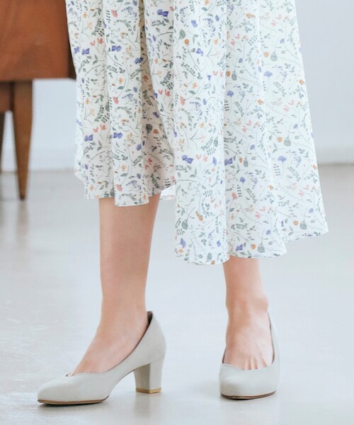 grove(グローブ)の「【はっ水加工】やわここちチャンキーヒールパンプス(ヒール5.0cm)(パンプス・レディース・サンドベージュ/ピンク系/グレー/グリーン系・45/25/30/35/50/40/20/55/10/15 )」の2枚目の写真