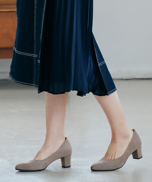 grove(グローブ)の「【はっ水加工】やわここちチャンキーヒールパンプス(ヒール5.0cm)(パンプス・レディース・サンドベージュ/ピンク系/グレー/グリーン系・45/25/30/35/50/40/20/55/10/15 )」の3枚目の写真