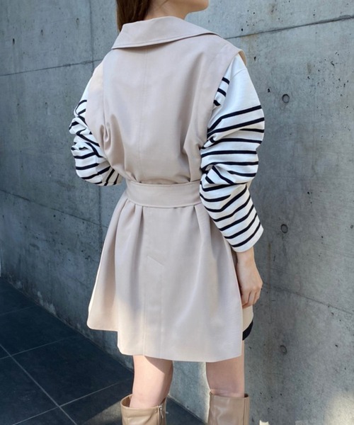 one after another NICE CLAUP(ワンアフターアナザーナイスクラップ)の「ジレにもなるポンチョコート(トレンチコート・レディース・ベージュ/サックスブルー・FREE)」の4枚目の写真