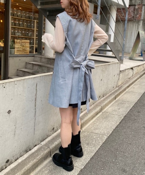 one after another NICE CLAUP(ワンアフターアナザーナイスクラップ)の「ジレにもなるポンチョコート(トレンチコート・レディース・ベージュ/サックスブルー・FREE)」の7枚目の写真