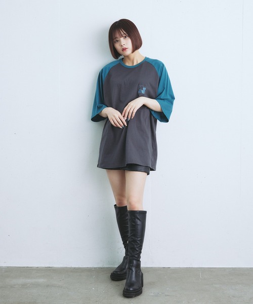 INTER FACTORY(インターファクトリー)の「加藤乃愛 - ラグラン配色Tシャツ made in INTER FACTORY(Tシャツ/カットソー・レディース・ホワイト/チャコールグレー/ベージュ・MEDIUM/LARGE)」の4枚目の写真