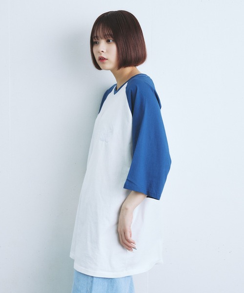 INTER FACTORY(インターファクトリー)の「加藤乃愛 - ラグラン配色Tシャツ made in INTER FACTORY(Tシャツ/カットソー・レディース・ホワイト/チャコールグレー/ベージュ・MEDIUM/LARGE)」の9枚目の写真