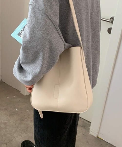 CLEA(クレア)の「ポーチ付きフェイクレザーショルダーバッグ(ショルダーバッグ・レディース・ホワイト/ブラック/ダークブラウン/ブラウン・FREE)」の1枚目の写真