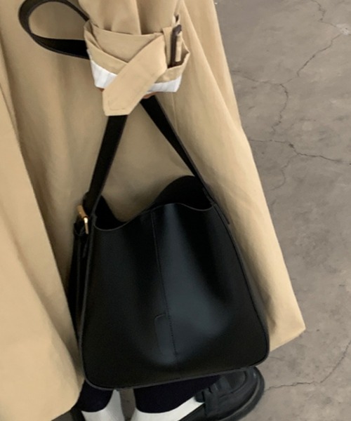 CLEA(クレア)の「ポーチ付きフェイクレザーショルダーバッグ(ショルダーバッグ・レディース・ホワイト/ブラック/ダークブラウン/ブラウン・FREE)」の11枚目の写真