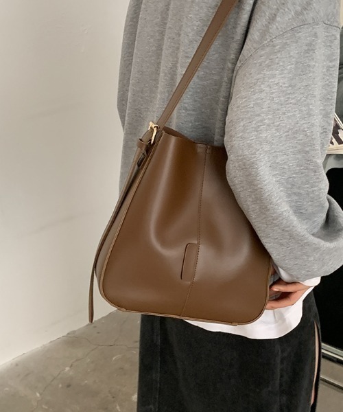 CLEA(クレア)の「ポーチ付きフェイクレザーショルダーバッグ(ショルダーバッグ・レディース・ホワイト/ブラック/ダークブラウン/ブラウン・FREE)」の15枚目の写真