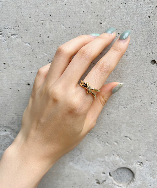 VENCEEXCHANGE（ヴァンスエクスチェンジ）の「変形結びリング（リング・レディース・シルバー/ゴールド・FREE）」の2枚目の写真