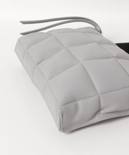 ALLSAINTS(オールセインツ)の「EVE LEATHER QUILTED CROSSBODY BAG | EVE レザー キルト クロスボディ バッグ(ショルダーバッグ・レディース・グレー系その他・ONE SIZE)」の6枚目の写真