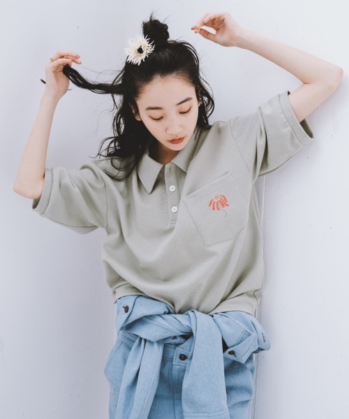 INTER FACTORY（インターファクトリー）の「清水こづえ‐刺繍入りポロシャツ　made in INTER FACTORY（ポロシャツ・レディース・チャコールグレー/オレンジ/ミント・LARGE/MEDIUM）」の2枚目の写真