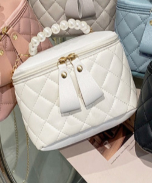 NiiNa(ニーナ)の「【NiiNa】パールハンドルバニティーバッグ(ハンドバッグ・レディース・ブラック/グレー/ブルー/ピンク/ホワイト・FREE)」の2枚目の写真