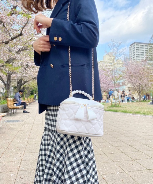 NiiNa(ニーナ)の「【NiiNa】パールハンドルバニティーバッグ(ハンドバッグ・レディース・ブラック/グレー/ブルー/ピンク/ホワイト・FREE)」の13枚目の写真