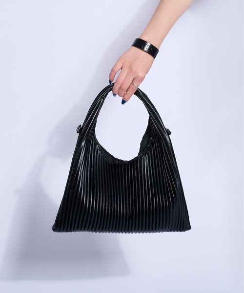Ellno Loset（エルノロゼット）の「プリーツショルダーバッグ