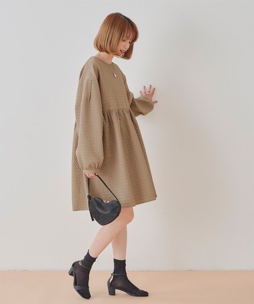 titivate(ティティベイト)の「ふくれジャガードショートワンピース(ワンピース・レディース・オフホワイト/ブラック/グレイッシュベージュ・S/M)」の3枚目の写真