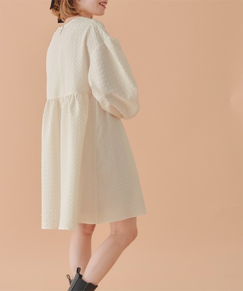 titivate(ティティベイト)の「ふくれジャガードショートワンピース(ワンピース・レディース・オフホワイト/ブラック/グレイッシュベージュ・S/M)」の8枚目の写真