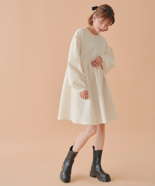 titivate(ティティベイト)の「ふくれジャガードショートワンピース(ワンピース・レディース・オフホワイト/ブラック/グレイッシュベージュ・S/M)」の9枚目の写真