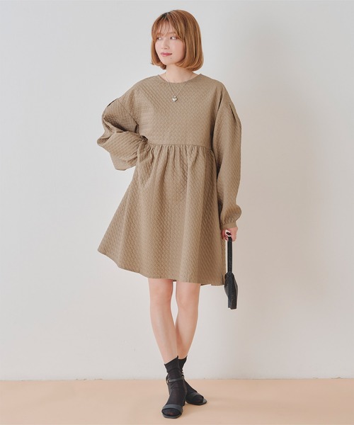 titivate(ティティベイト)の「ふくれジャガードショートワンピース(ワンピース・レディース・オフホワイト/ブラック/グレイッシュベージュ・S/M)」の14枚目の写真