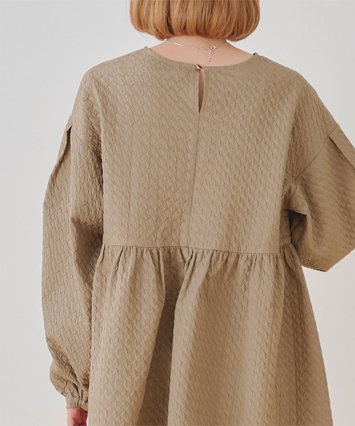 titivate(ティティベイト)の「ふくれジャガードショートワンピース(ワンピース・レディース・オフホワイト/ブラック/グレイッシュベージュ・S/M)」の15枚目の写真