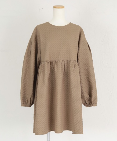 titivate(ティティベイト)の「ふくれジャガードショートワンピース(ワンピース・レディース・オフホワイト/ブラック/グレイッシュベージュ・S/M)」の16枚目の写真