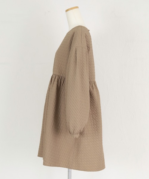 titivate(ティティベイト)の「ふくれジャガードショートワンピース(ワンピース・レディース・オフホワイト/ブラック/グレイッシュベージュ・S/M)」の17枚目の写真