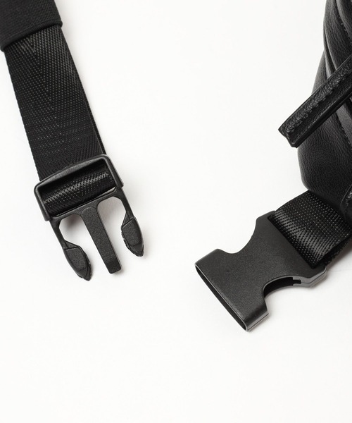 LAKOLE（ラコレ）の「フェイクレザーボディバッグ / 969626（ボディバッグ/ウエストポーチ・メンズ・ホワイト/ブラック・FREE）」の4枚目の写真