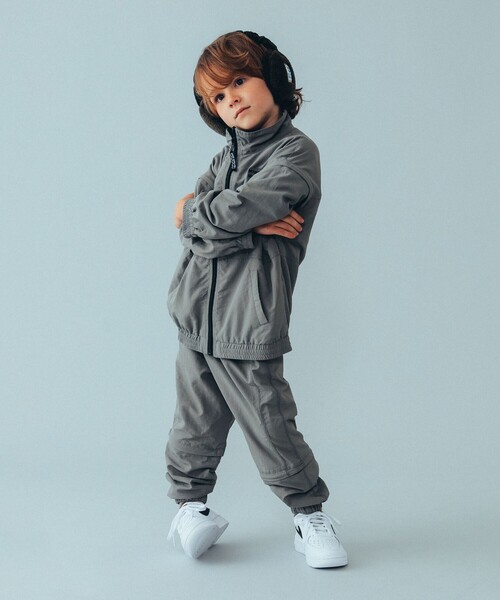 THE PARK SHOP（ザパークショップ）の「THE PARK SHOP / SlipOn スポーツ ジャケット（105～145cm）（ナイロンジャケット・キッズ・グレー/ブラック・115/105/145/135/125）」の4枚目の写真