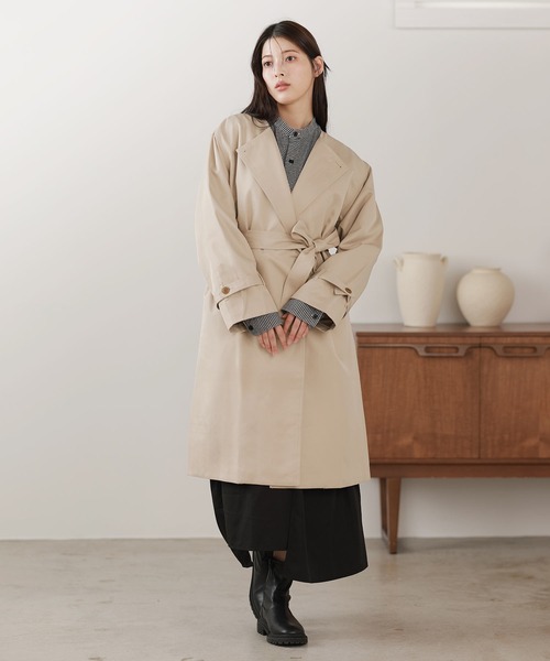 Filomo（フィローモ）の「[Filomo]ノーカラーロングコート 弱はっ水加工（トレンチコート・レディース・ベージュ/キャメル/ネイビー/ブラック・M/L）」の5枚目の写真