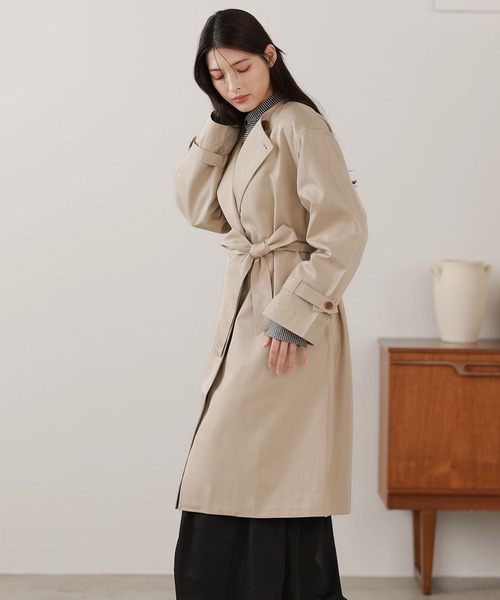 Filomo（フィローモ）の「[Filomo]ノーカラーロングコート 弱はっ水加工（トレンチコート・レディース・ベージュ/キャメル/ネイビー/ブラック・M/L）」の6枚目の写真
