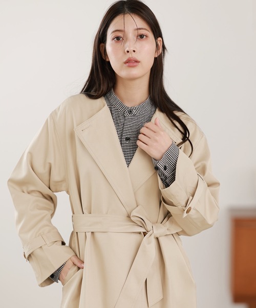 Filomo（フィローモ）の「[Filomo]ノーカラーロングコート 弱はっ水加工（トレンチコート・レディース・ベージュ/キャメル/ネイビー/ブラック・M/L）」の8枚目の写真