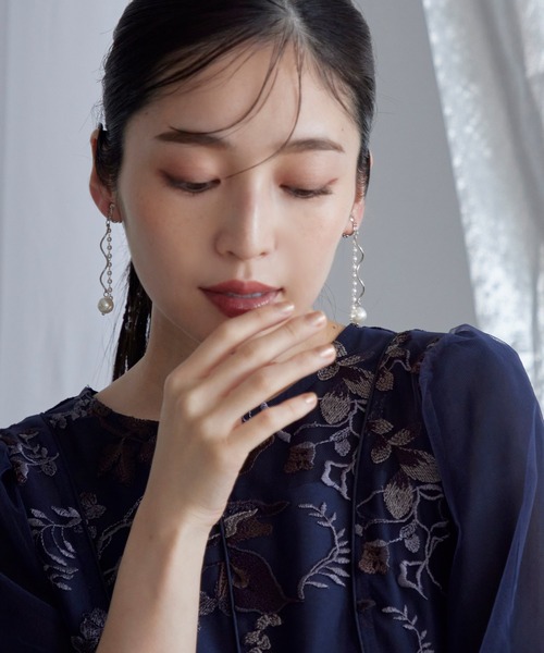 RUIRUE BOUTIQUE(ルイルエブティック)の「ウェーブパールチェーンイヤリング(イヤリング・レディース・ゴールド/シルバー・FREE)」の14枚目の写真