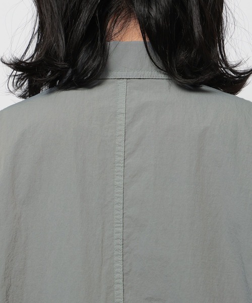 niko and...（ニコアンド）の「[UNSTUDIED]アシメトリーファティーグジャケット（ナイロンジャケット・メンズ・グレー/ピンク・LARGE/MEDIUM）」の21枚目の写真