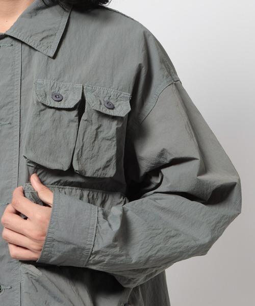 niko and...（ニコアンド）の「[UNSTUDIED]アシメトリーファティーグジャケット（ナイロンジャケット・メンズ・グレー/ピンク・LARGE/MEDIUM）」の11枚目の写真