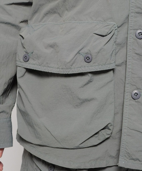 niko and...（ニコアンド）の「[UNSTUDIED]アシメトリーファティーグジャケット（ナイロンジャケット・メンズ・グレー/ピンク・LARGE/MEDIUM）」の14枚目の写真