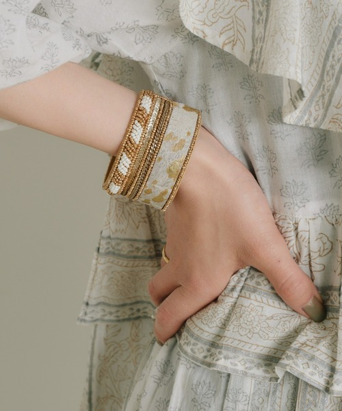 CIAOPANIC TYPY（チャオパニックティピー）の「【aguni】ハラコビーズバングル（ブレスレット・レディース・ベージュ・ONE SIZE）」の2枚目の写真